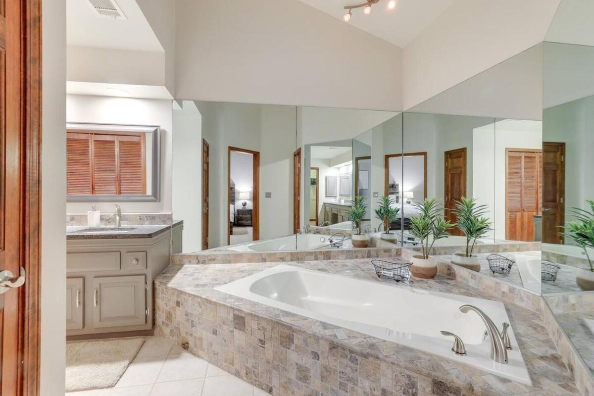 Luxury Townhome - 1 Mile To The Battery Holiday home *